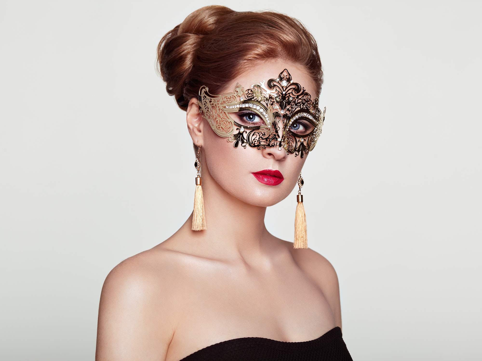 Beautiful woman in Venetian masquerade mask - Anonymous Blogging